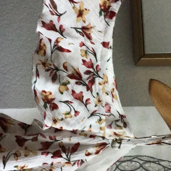 White flower top - Picture 3 of 3